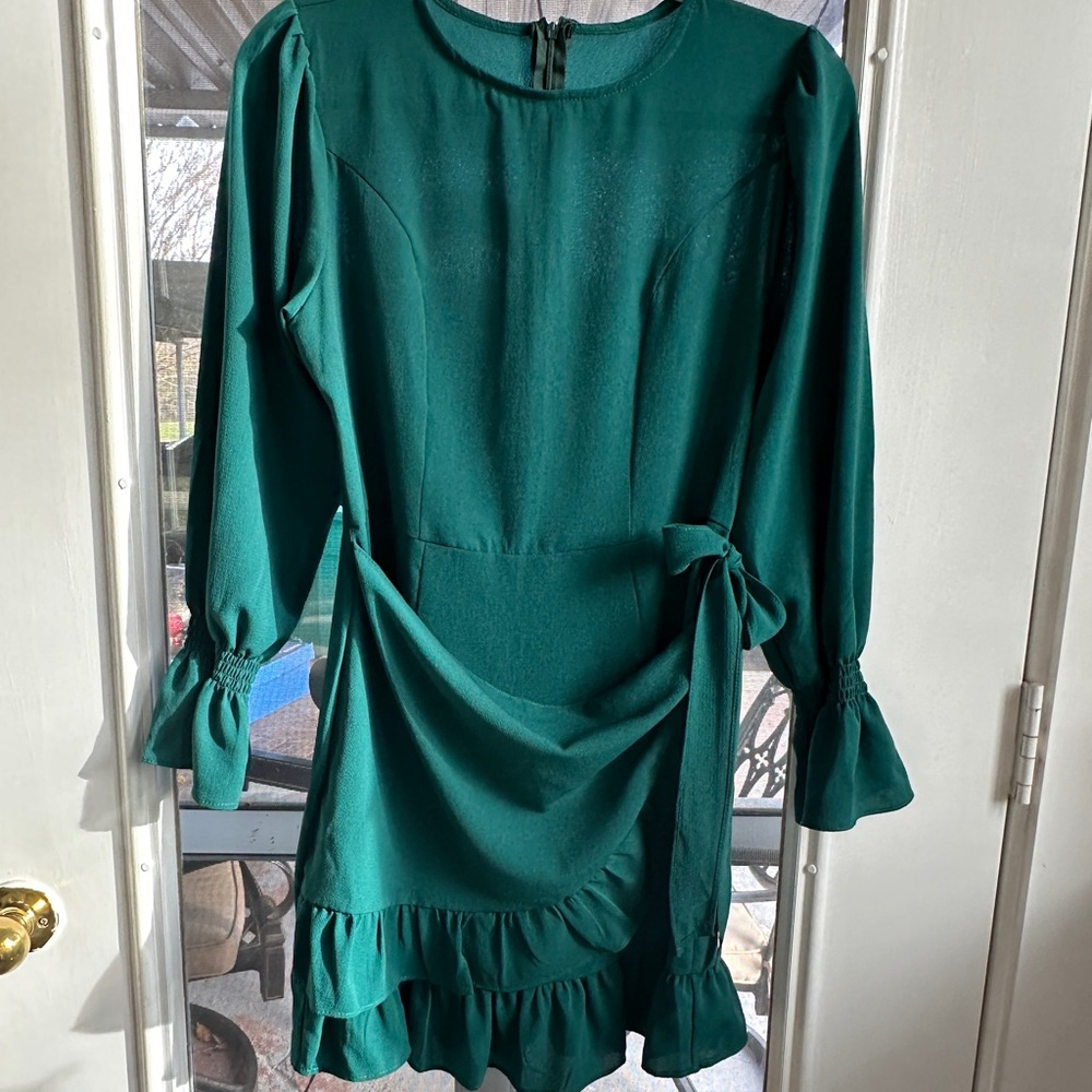 Vesti Green Sheath Dress with Ruched Waist and Ruffled Hem